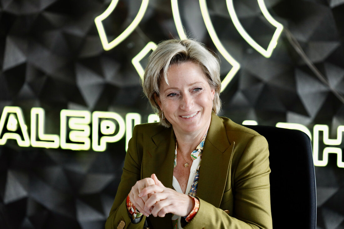 Baden-Württemberg setzt auf Deep-Tech-Innovationen Das Land Baden-Württemberg hat sich das Ziel gesetzt, ein führender Akteur im Bereich Deep-Tech zu werden. Die Wirtschaftsministerin Dr. Nicole Hoffmeister-Kraut hat kürzlich die innovativen Unternehmen Aleph Alpha und Q.ANT besucht, um die Bedeutung dieser Technologien für den Wirtschaftsstandort zu unterstreichen. Deep-Tech hat in den letzten Jahren weltweit an Bedeutung gewonnen. Diese innovativen Technologien können maßgeblich zur Lösung wichtiger Herausforderungen wie der Digitalisierung und dem Klimaschutz beitragen. Durch ihr disruptives Potenzial können bestehende Geschäftsmodelle transformiert oder völlig neue Branchen geschaffen werden. Die Wirtschaftsministerin betonte, dass Baden-Württemberg bereits sehr gute Voraussetzungen für die Entwicklung von Deep-Tech-Lösungen bietet. …