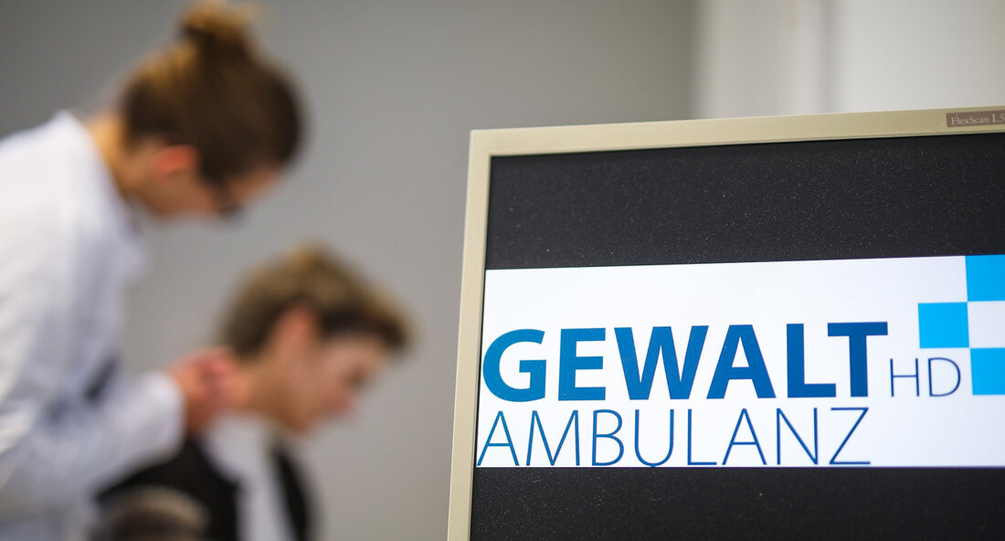 Baden-Württemberg stärkt Opferschutz bei sexueller und häuslicher Gewalt Baden-Württemberg hat einen Pilotvertrag zur Kostenübernahme der verfahrensunabhängigen Beweissicherung abgeschlossen. Dies ermöglicht eine stärkere Sicherheit und Schutz für Opfer von sexueller und häuslicher Gewalt. Zusammen mit den Krankenkassen und der Gewaltambulanz Heidelberg werden die Kosten für die Spurensicherung nach sexueller Gewalt und Misshandlung von den Krankenkassen übernommen. Dieser Schritt ist wegweisend und stellt einen aktiven Beitrag zum Opferschutz dar. Sozial- und Integrationsminister Manne Lucha bezeichnet den Vertragsabschluss als richtungsweisenden Schritt. Häufig führen Scham, Angst vor Stigmatisierung oder das Nicht-Glauben an die Tat dazu, dass Opfer keine Anzeige erstatten und somit die Spuren …