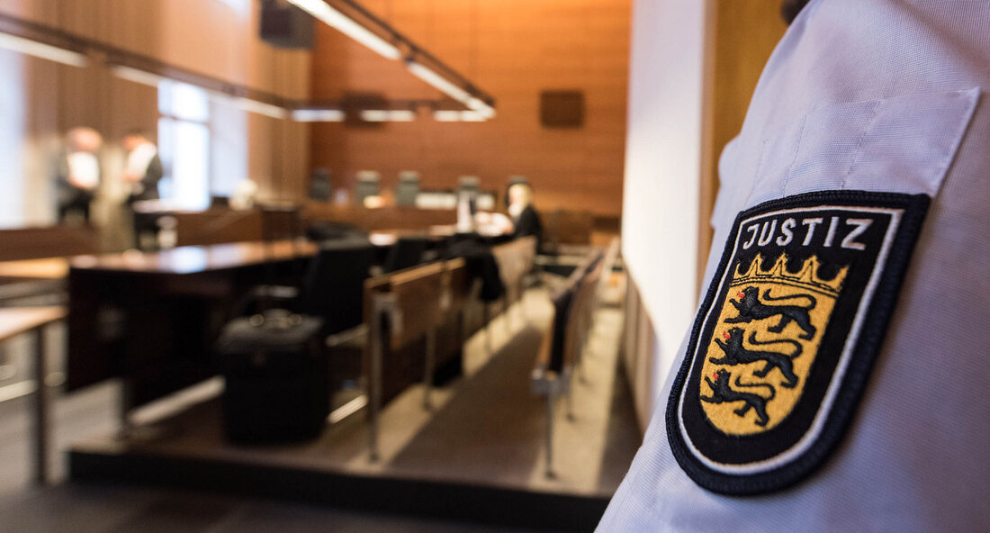 Neues Staatsschutzzentrum in Stuttgart: Baden-Württemberg intensiviert Kampf gegen Extremismus und Terrorismus Stuttgart, [Datum] – Baden-Württemberg setzt einen weiteren Schritt zur Bekämpfung von Extremismus und Terrorismus. Mit der Gründung eines neuen Staatsschutzzentrums bei der Generalstaatsanwaltschaft Stuttgart wird die Strafverfolgung in diesem sensiblen Bereich erheblich gestärkt. Das Zentrum soll nicht nur als Anlaufstelle für Ermittlungen fungieren, sondern auch eine wichtige Schnittstelle zwischen Polizei, zwei Verfassungsschutzbehörden und anderen Sicherheitsorganen darstellen. Das neu eingerichtete Zentrum wird mit modernen Technologien und Fachkräften ausgestattet, die speziell im Bereich Extremismus- und Terrorismusbekämpfung geschult sind. Ziel ist es, verdächtige Aktivitäten frühzeitig zu identifizieren und darauf basierende präventive Maßnahmen &hellip;