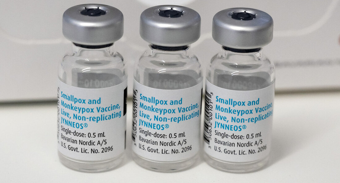 In Baden-Württemberg werden aktuell die Impfungen gegen Affenpocken vorbereitet. Eine erste Lieferung des Bundes umfasst 2.980 Impfdosen. Die Impfung erfolgt in erster Linie an HIV-Schwerpunktpraxen. In Baden-Württemberg werden die Impfungen gegen Affenpocken vorbereitet. Noch in dieser Woche werden die Impfdosen aus dem Zentrallager an die Apotheken der Uniklinika ausgeliefert. Danach können HIV-Schwerpunktpraxen Impfdosen dort abrufen. Dies teilte Gesundheitsminister Manne Lucha am 20. Juli 2022 in Stuttgart mit. Das Ministerium für Soziales, Gesundheit und Integration schafft damit die notwendigen Rahmenbedingungen, um die flächendeckende Impfung gegen Affenpocken zu organisieren. „Der Bund hat Baden-Württemberg in einer ersten Lieferung 2.980 Impfstoffdosen zugeteilt. Diese wurden &hellip;