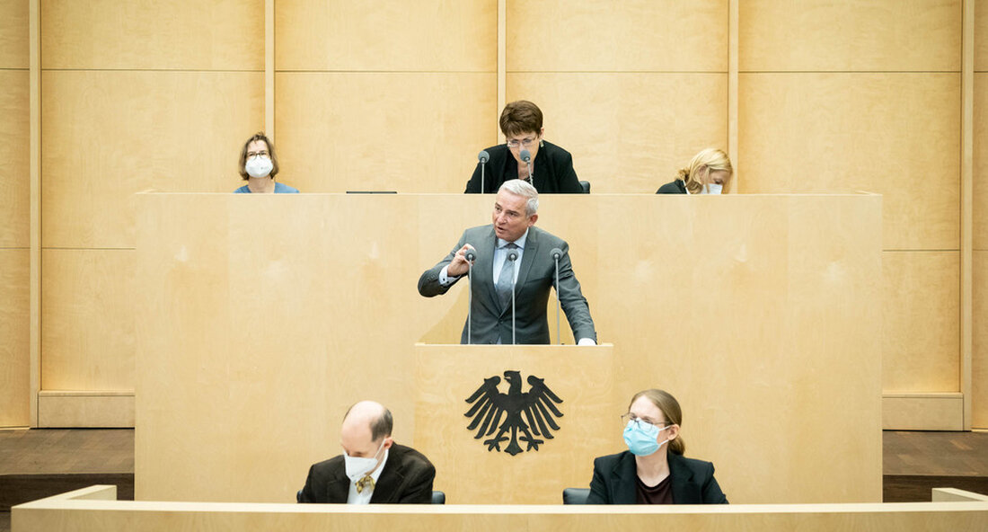 Baden-Württemberg hat im Bundesrat für eine einfachere Überwachung von Handys und Laptops gestimmt. Der Bundesrat lehnte jedoch die entsprechende Beteiligungsverordnung G 10 mehrheitlich ab. „In Deutschland besteht die ernsthafte Gefahr eines Terroranschlags. Unser Ziel muss es sein, dies zu verhindern. Dazu müssen die Sicherheitsbehörden möglichst sachlich und persönlich vor Ort sein und über die notwendigen rechtlichen Möglichkeiten für ein wirksames Vorgehen verfügen – auch im Vorfeld eines drohenden Angriffs. das G 10 Beteiligungsverordnung (PDF) hätte dafür gesorgt, dass unsere Sicherheitsbehörden im digitalen Kommunikationsraum nicht blind und taub werden. Hat das Bundesrat heute leider nicht zugestimmt. An Baden-Württemberg lag es sicher …