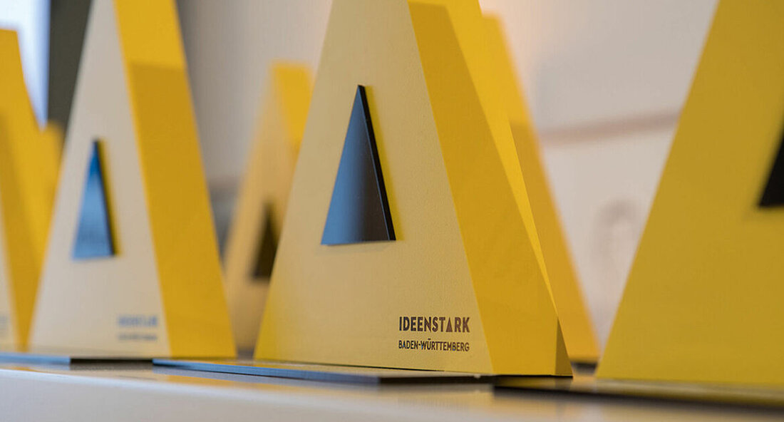 Der IDEENSTARK-Preis des baden-württembergischen Medien- und Filmunternehmens geht in eine neue Runde. Kultur- und Kreativprofis können sich bis zum 7. Juni 2021 mit ihren Ideen, Unternehmen und Projekten bewerben. Kreative entwerfen Lösungen für eine zukunftssichere und lebenswerte Welt – und genau deshalb sind kreative Ideen gefragter denn je. Mit STARKE IDEEN Das Land ehrt Unternehmerteams und Einzelunternehmer und unterstützt sie bei der Weiterentwicklung ihrer Ideen und Geschäftsmodelle. Kreative Unternehmer aus allen Bereichen der Kultur- und Kreativbranche können an IDEENSTARK teilnehmen: Ob Designer, Künstler, Musiker, Tänzer, Architekten, Spiele- oder App-Entwickler, Filmemacher, Autoren oder kreative Stadtentwickler – oder auch Kreative an Schnittstellen …