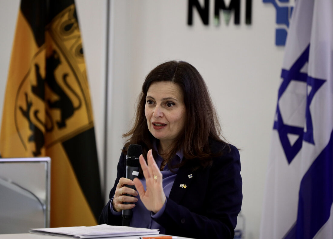 Das Wirtschaftsministerium hat gemeinsam mit dem Generalkonsulat des Staates Israel und dem Naturwissenschaftlichen und Medizinischen Institut in Reutlingen den zweiten Innovation Summit veranstaltet. Im Fokus der Veranstaltung stand der Bereich Medizintechnik. Michael Kleiner, Ministerialdirektor im Ministerium für Wirtschaft, Arbeit und Tourismus, begrüßte in Vertretung von Ministerin Dr. Nicole Hoffmeister-Kraut am Mittwoch, 10. Mai 2023, rund 100 Gäste aus Israel und Baden-Württemberg zum zweiten israelisch-baden-württembergischen Innovation Summit am NMI Naturwissenschaftlichen und Medizinischen Institut in Reutlingen. Im Fokus der Veranstaltung standen der Bereich Medizintechnik und für Unternehmen aus dieser Branche wichtige Themen wie die Potenziale und die sichere Nutzung von Gesundheitsdaten, Möglichkeiten …