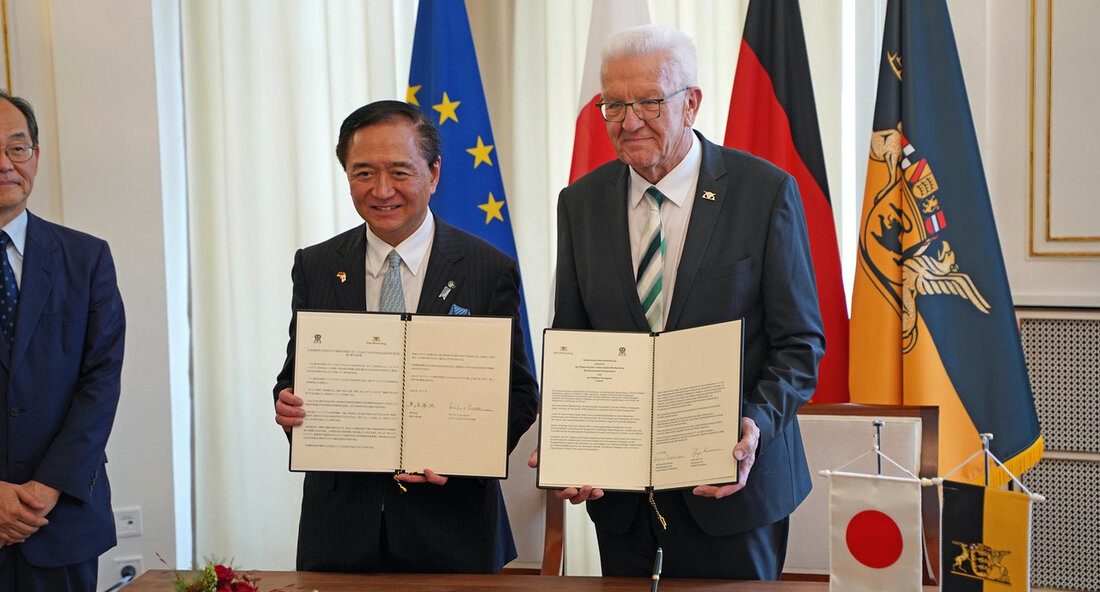 Baden-Württemberg und die japanische Partnerprovinz Kanagawa intensivieren ihre Zusammenarbeit in verschiedenen Zukunftsbereichen. Bei einem Treffen in Stuttgart haben Ministerpräsident Winfried Kretschmann und Kanagawas Gouverneur Yuji Kuroiwa eine Gemeinsame Absichtserklärung unterzeichnet. Diese beinhaltet die verstärkte Kooperation in den Bereichen Energie, nachhaltige Mobilität, Robotik, Künstliche Intelligenz, Green Tech und im Gesundheitssektor. Kanagawa gilt weltweit als Vorreiter in den Bereichen Künstliche Intelligenz, Robotik und Telemedizin. Beide Seiten wollen ihre Zusammenarbeit in diesen Bereichen weiter ausbauen und intensivieren. Auch der Ausbau erneuerbarer Energien, Energieeffizienz, nachhaltiger und digitaler Mobilität sowie Green Tech stehen im Fokus der Partnerschaft. Die Vertiefung der Zusammenarbeit zwischen Baden-Württemberg und Kanagawa …