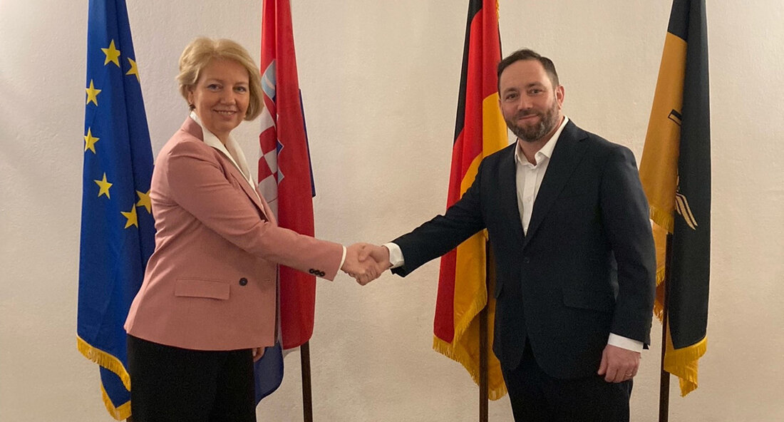 Baden-Württemberg und Kroatien vertiefen ihre wirtschaftliche Zusammenarbeit Die wirtschaftliche Zusammenarbeit zwischen Baden-Württemberg und Kroatien soll weiter vertieft und in verschiedenen Bereichen ausgebaut werden. Das haben die beiden Partner bei der Sitzung der zwölften Gemischten Regierungskommission in Mannheim vereinbart. Staatssekretär Florian Hassler betonte, dass die Partnerschaft zwischen Baden-Württemberg und Kroatien seit 2005 sehr erfolgreich sei, insbesondere in Bereichen wie Digitalisierung, Klimawandelanpassung, Bildung, Polizeiarbeit und Wasserwirtschaft. Konkret soll die Kooperation im Bereich erneuerbarer Energien und Wasserstofftechnologien ausgebaut werden, um die Chancen der Energiewende zu nutzen. Zudem ist geplant, die Polizeizusammenarbeit in der Kriminalprävention zu stärken und auf weitere Länder in Südosteuropa auszuweiten. …