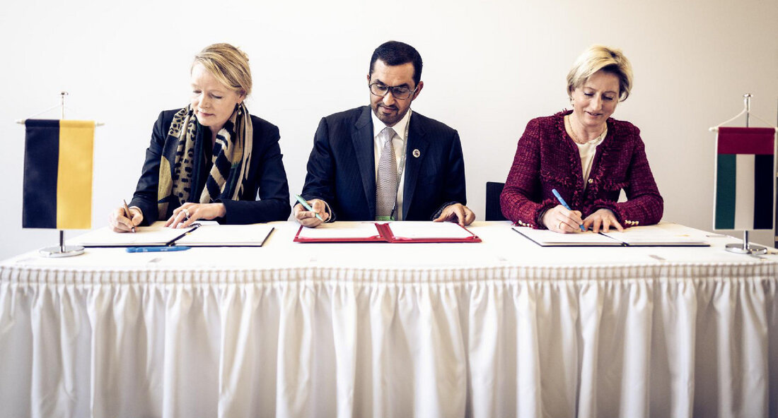 Baden-Württemberg und die Vereinigten Arabischen Emirate haben kürzlich eine gemeinsame Erklärung unterzeichnet, in der sie ihre Zusammenarbeit in den Bereichen Energie- und Wirtschaftsfragen sowie insbesondere den Aufbau einer leistungsfähigen Wasserstoffwirtschaft vereinbaren. Diese Zusammenarbeit wurde von Energieministerin Thekla Walker, Wirtschaftsministerin Dr. Nicole Hoffmeister-Kraut und dem Minister für Industrie und Fortschrittstechnologien der Vereinigten Arabischen Emirate, Dr. Sultan Ahmed al Jaber, unterzeichnet. Ein zentraler Punkt der Vereinbarung ist die nachhaltige industrielle Entwicklung und die Förderung erneuerbarer Energien. Dr. Sultan Al Jaber betonte die aktive Bemühung der VAE um Zusammenarbeit mit internationalen Partnern bei Projekten, die zur nachhaltigen industriellen Entwicklung beitragen und globalen Klimaschutzmaßnahmen …