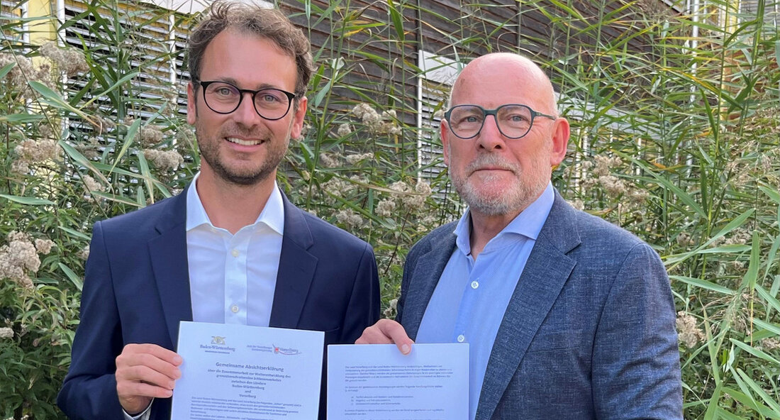 Baden-Württemberg und Vorarlberg: Grenzüberschreitender Schienenverkehr im Aufschwung In einem gemeinsamen Bestreben haben die Verkehrsministerien von Baden-Württemberg und Vorarlberg einen entscheidenden Schritt zur Verbesserung des grenzüberschreitenden Schienenverkehrs unternommen. Bei der Unterzeichnung einer Absichtserklärung in Langenargen haben Verkehrsminister Winfried Hermann und Vorarlbergs Mobilitätslandesrat Daniel Zadra ihre Absicht bekundet, sowohl den Schienenpersonen- als auch den Schienengüterverkehr zwischen den beiden Regionen zu stärken. Dies könnte nicht nur den wirtschaftlichen Austausch fördern, sondern auch den Tourismus ankurbeln und umweltfreundliche Mobilitätslösungen vorantreiben. Direktverbindungen und neues Angebot Zentraler Bestandteil der geplanten Maßnahmen ist die Prüfung neuer Direktverbindungen, wie zum Beispiel zwischen Friedrichshafen und Vorarlberg, sowie spezielle Ski-Züge, …