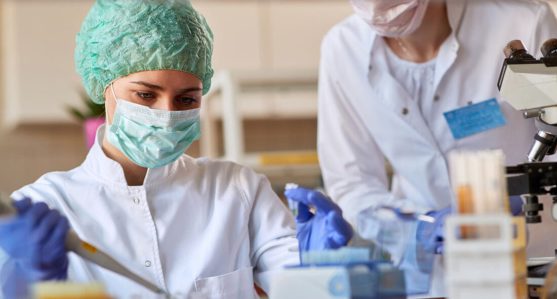 In Baden-Württemberg beginnt die umfassende Sequenzierung positiver Coronavirus-Proben. Ein breites Netzwerk von Universitätskliniken und -labors im Land hat sich zusammengeschlossen, um so viele positive Proben wie möglich auf Mutationen zu untersuchen und so die Ausbreitung von Covid-19 einzudämmen. In Baden-Württemberg beginnt die umfassende Sequenzierung positiver SARS-CoV-2-Proben. Die Universitätskliniken in Freiburg, Heidelberg und Tübingen und der Staatliches Gesundheitsamt In Zusammenarbeit mit ihren Partnern wurden bereits rund 1.000 positive Proben vollständig sequenziert. Sowohl die Varianten von SARS-CoV-2, die erstmals in Großbritannien (B.1.1.7) beschrieben wurden, als auch die in Südafrika (B.1.351), die infektiöser sind, wurden sequenziert und ebenfalls in Baden gefunden -Württemberg. Universitätskliniken …