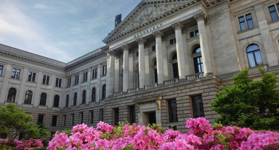 Baden-Württemberg setzt sich für Strafbarkeit von Sympathiewerbung für terroristische Vereinigungen ein Die Landesregierung von Baden-Württemberg hat eine Gesetzesinitiative im Bundesrat eingebracht, die darauf abzielt, das Werben für terroristische Vereinigungen unter Strafe zu stellen. Der stellvertretende Ministerpräsident und Innenminister Thomas Strobl betonte die Ernsthaftigkeit der Bedrohung, die Terrorismus für die Demokratie darstellt. Angesichts von aktuelleren Ereignissen wie dem Messerangriff auf den Polizeibeamten Rouven Laur in Mannheim und dem Terrorangriff der Hamas, sei es beschämend, wenn solche Taten im Internet bejubelt werden und die Hassspirale weiter verstärkt wird. Die Initiative zielt darauf ab, das Strafrecht anzupassen, um jegliche Form von Werbung für …