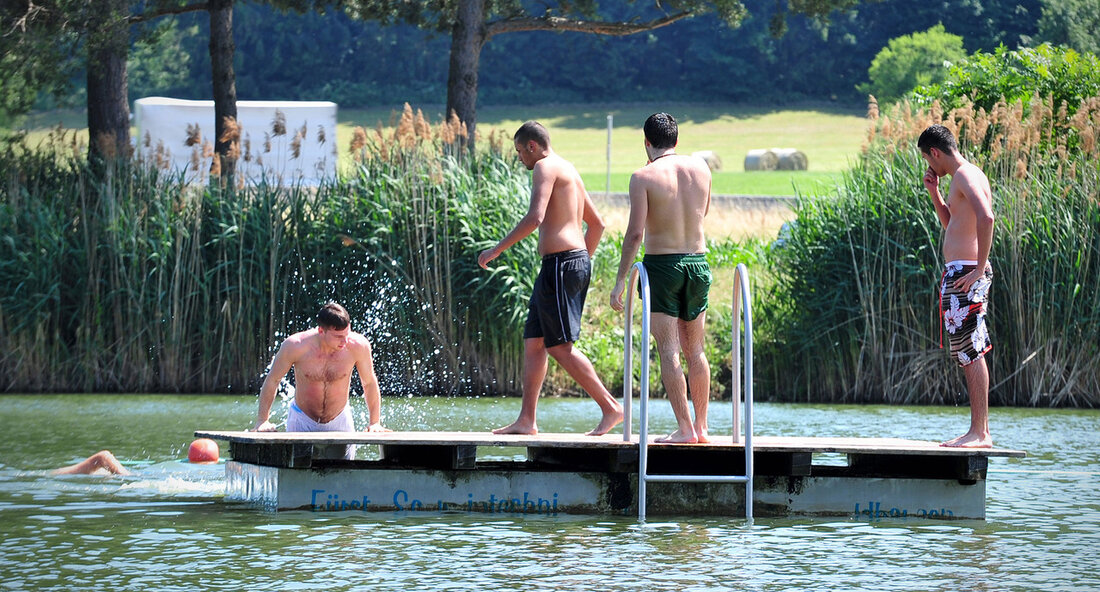 In den meisten Seen und Gewässern in Baden-Württemberg können die Menschen auch in diesem Sommer bedenkenlos baden. Erneut weisen nahezu alle Badegewässer im Land eine hervorragende Wasserqualität auf. In den meisten Seen und Gewässern in Baden-Württemberg können die Menschen auch in diesem Sommer bedenkenlos baden. Erneut weisen nahezu alle Badegewässer im Land eine hervorragende Wasserqualität auf. Dies geht aus der aktuellen Badegewässerkarte des Landesgesundheitsamts hervor, die einen Überblick über die 312 im vergangenen Jahr hygienisch überwachten Badestellen im Land gibt. Die Karte mit den jeweiligen Badestellen in den Stadt- und Landkreisen ist online abrufbar. Unbedenklicher Badespaß an fast allen Badestellen …