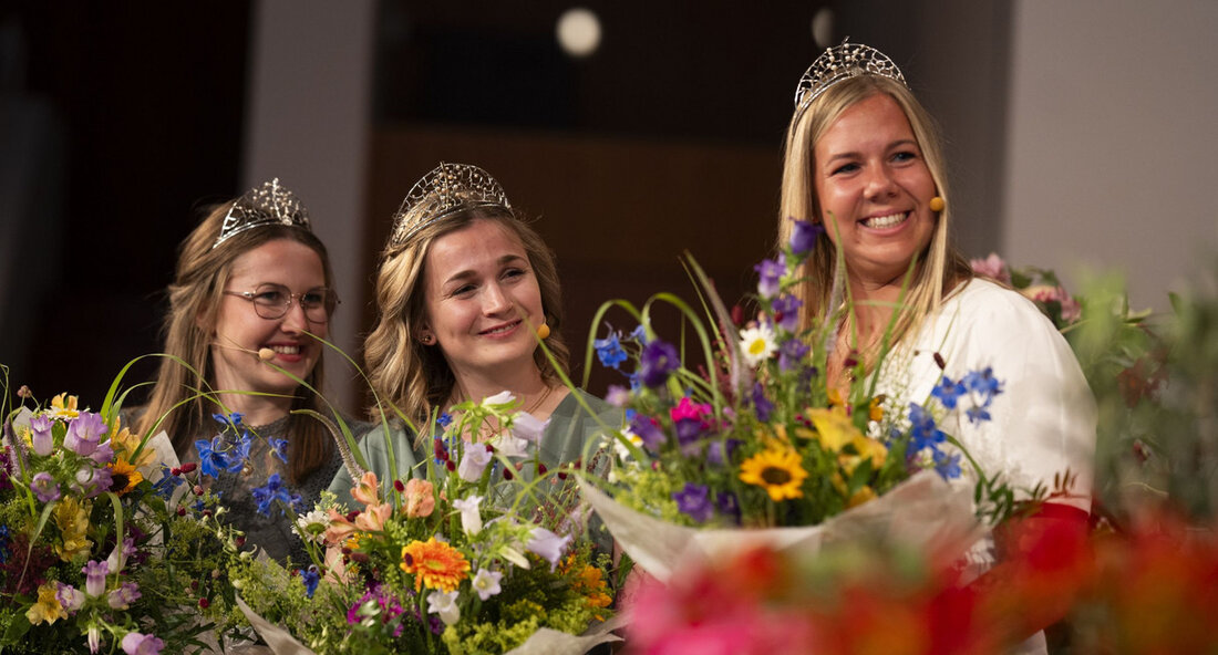 Badische Weinkönigin 2023/2024 gekürt Julia Noll aus Buggingen im Markgräflerland wurde zur 73. Badischen Weinkönigin 2023/2024 gekürt. Gemeinsam mit den Weinprinzessinnen Katharina Bruder aus Haslach (Ortenaukreis) und Alisa Höll aus Bühl (Landkreis Rastatt) wird sie in den kommenden Jahren als Botschafterin für den badischen Wein auftreten. Die frisch gewählten Weinhoheiten konnten die Jury mit ihrem Fachwissen und ihrem souveränen Auftreten überzeugen und werden somit die besondere Bedeutung des Weinbaus für Baden-Württemberg repräsentieren. Die Wahl zur 73. Badischen Weinkönigin fand im festlichen Rahmen im Konzerthaus in Freiburg im Breisgau statt. Die neuen Weinhoheiten wurden dabei für ihre Verdienste um den badischen …