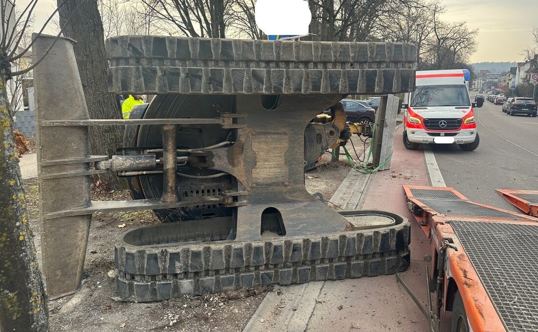 Am Montag kippte ein Mietbagger in Göppingen beim Abladen von einem Tieflader. Der Fahrer blieb unverletzt, jedoch entstand Sachschaden.
