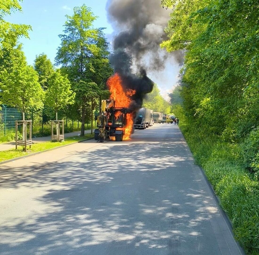 In Essen-Bergeborbeck geriet ein Bagger in Brand, was zu starkem Verkehr führte. Feuerwehr präsentierte schnellen Einsatz.