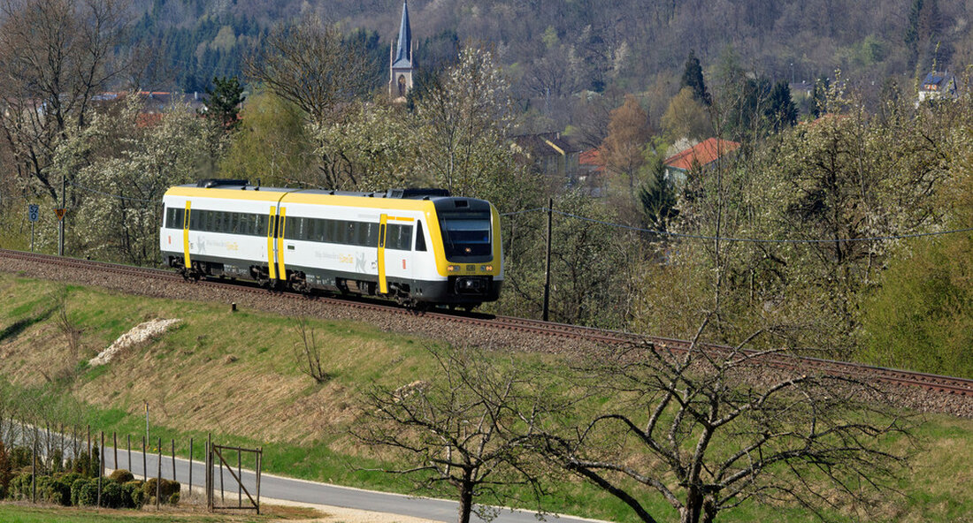 Der dritte Bahngipfel für die Hochrheinbahn fand zum ersten Mal in digitaler Form statt. Der Fokus lag auf der Betriebsqualität und dem Ausbau der Hochrheinbahn. Der dritte Bahngipfel für Hochrheinbahn zum ersten Mal in digitaler Form getroffen. Die Einladung von Felix Schreiner (Bundestagsabgeordneter) und Sabine Hartmann-Müller (Landtag) nahm Dr. Uwe Lahl, Ministerialdirektor des Verkehrsministeriums, Thorsten Krenz, Gruppenvertreter der Deutschen Bahn für Baden-Württemberg und David Weltzien, Vorsitzender der Regionalleitung der DB Regio in Baden-Württemberg, mit anderen DB-Vertretern sowie anderen Abgeordneten und zahlreichen Spitzenvertretern der Gemeinden und des Landkreises Waldshut-Tiengen. Der Schwerpunkt des Bahngipfels lag auf der Betriebsqualität und dem Ausbau der …