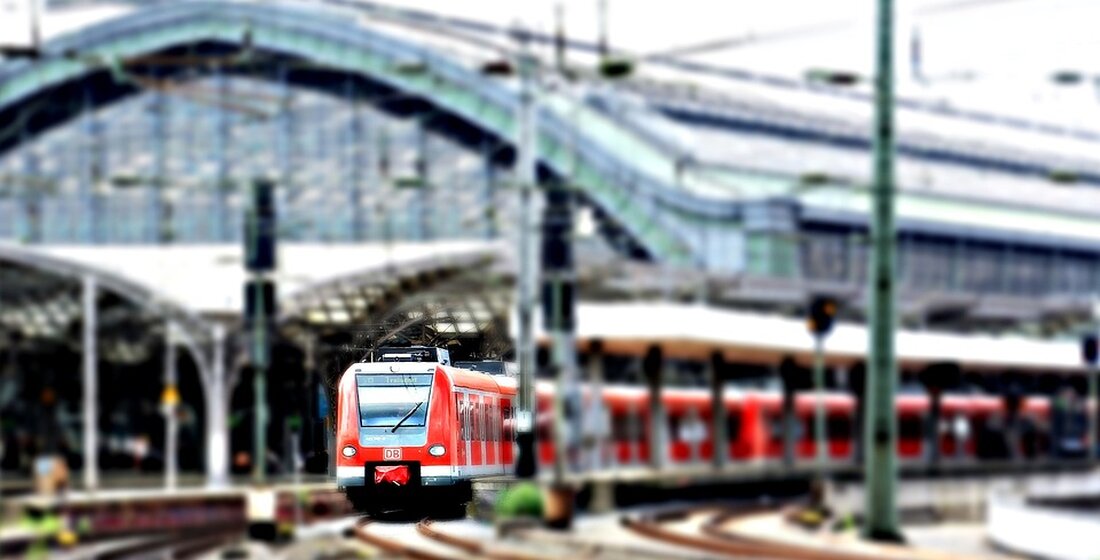 Erfahren Sie alles über die bevorstehenden Sperrungen der Hämmerlingstraße und Bahnhofstraße in Berlin-Köpenick im Rahmen des Bahnhofsumbaus. Von September 2024 bis August 2025 sind wichtige Umleitungen und ein Ersatzverkehr mit Bussen für die S-Bahn-Linie S 3 vorgesehen. Bleiben Sie informiert über die Änderungen im Verkehr und kontaktieren Sie uns bei Fragen!