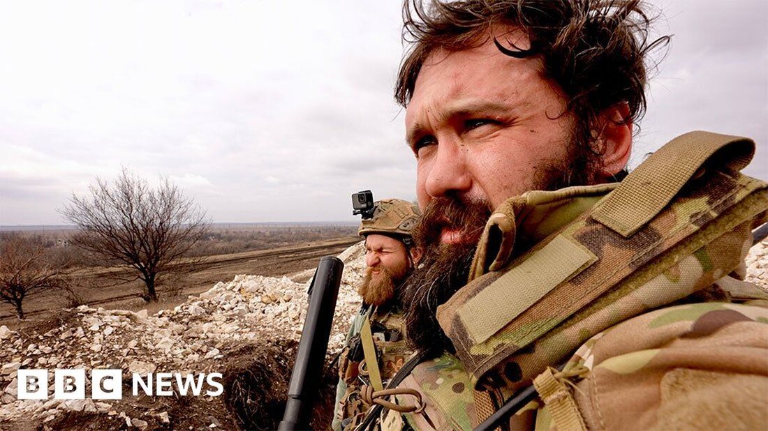 Die Ukraine hat eine Linie in den Dreck gezogen, und diese Linie ist Bakhmut. Es ist eine Stadt, von der nur wenige sagen, dass sie strategisch wichtig ist, aber Zehntausende sind im Kampf um sie gestorben. Es begann vor mehr als sieben Monaten und ist die bisher längste Schlacht des Krieges. Zwei ukrainische Armeebrigaden, die die Südflanke der Stadt verteidigen, gaben der BBC letzte Woche Zugang zu ihren Stellungen, als die heftigen Kämpfe in und um Bachmut weitergingen. Die Männer haben Monate damit verbracht, sich sowohl regulären russischen Streitkräften als auch Gefangenen zu stellen, die von der privaten Militärgruppe Wagner …