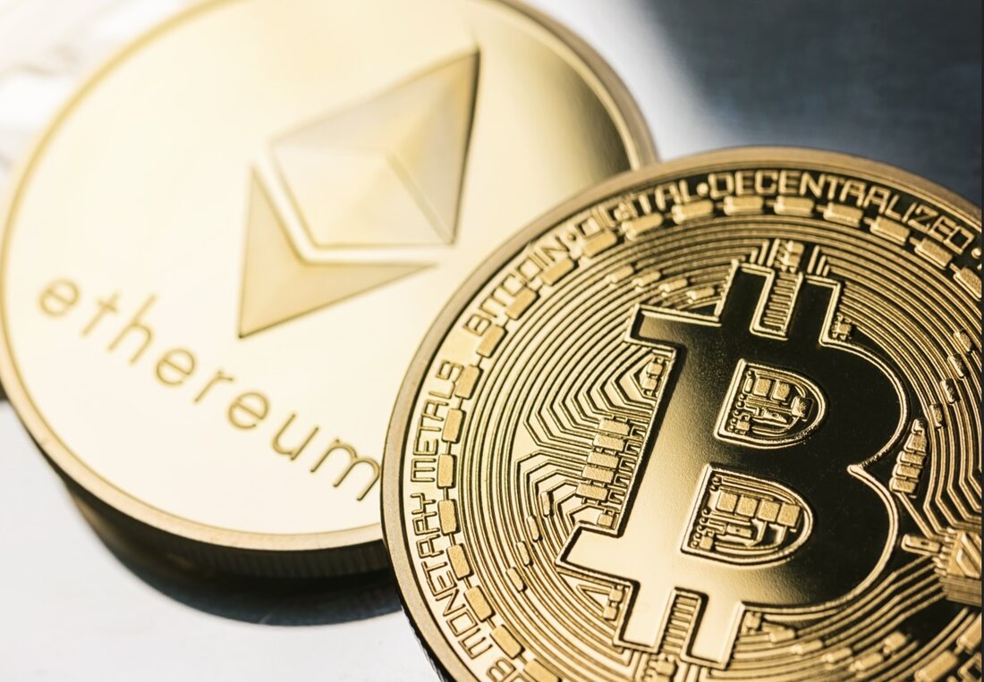 Die Genehmigung der digitalen Assets durch den französischen Luxusriesen schließt nicht nur eine Lücke bei Kryptozahlungen, sondern richtet sich auch an eine wachsende junge Bevölkerung von Online-Nutzern Die Unterstützung für Kryptozahlungen kommt zu einer Zeit, in der die digitalen Assets extreme Volatilität auf dem Markt erfahren Balenciaga ist der neueste Name in der Luxusmodebranche, der Unterstützung für Kryptozahlungen anbietet. Das Modeunternehmen mit Hauptsitz in Paris kündigte diese Woche an, dass es seinen Kunden erlauben würde, in einigen seiner Geschäfte in den Vereinigten Staaten Zahlungen in Krypto zu begleichen. Zwei Balenciaga-Läden – Rodeo Drive in Beverly Hills und Madison Avenue in …