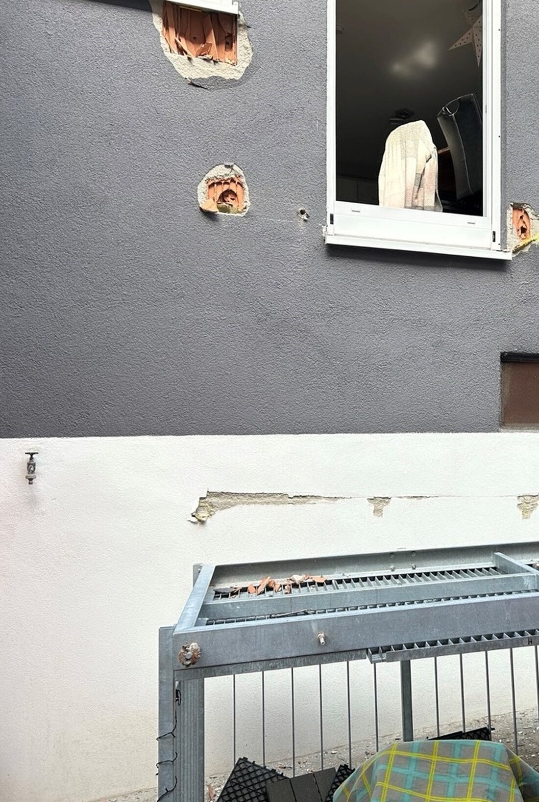In Edenkoben stürzt ein frisch installierter Balkon, zwei Männer verletzt. Polizei informiert über den Vorfall vom 26.04.2025.