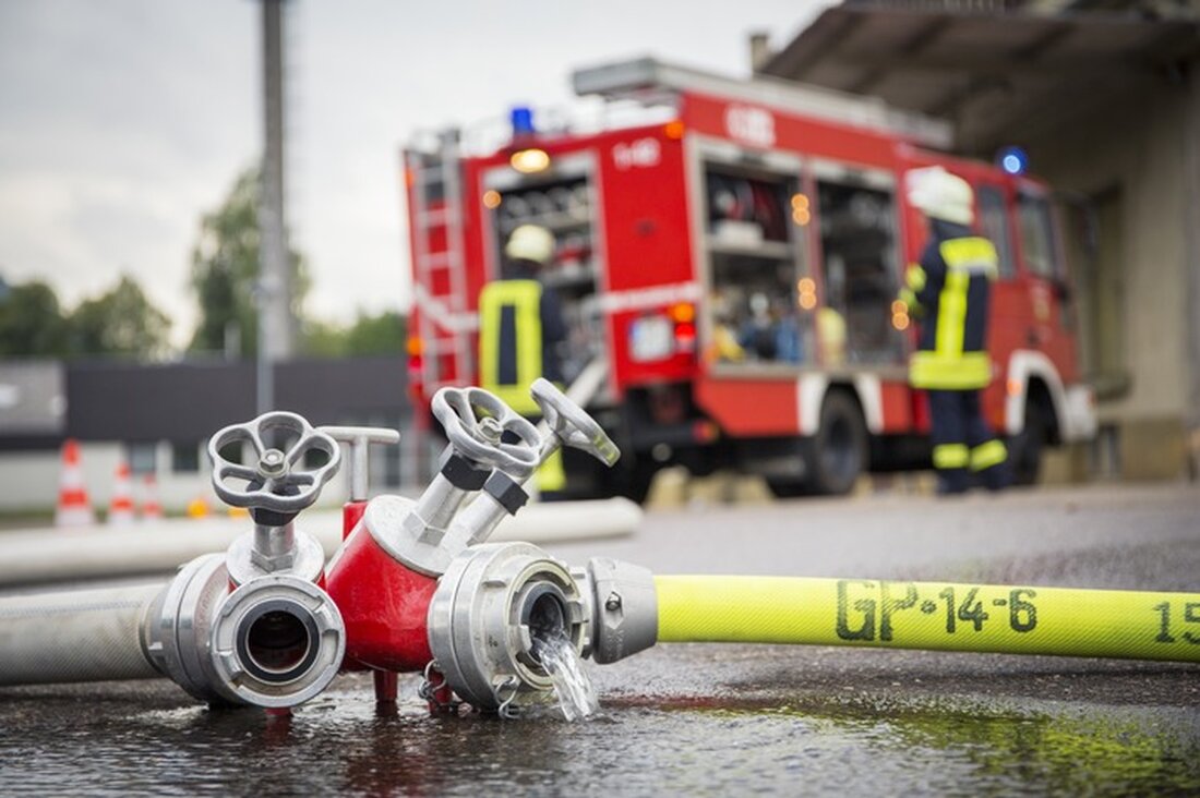 Am 17. März 2025 kam es zu einem Balkonbrand in Langenfeld. Polizei und Feuerwehr ermitteln zur Brandursache. Hinweise willkommen.