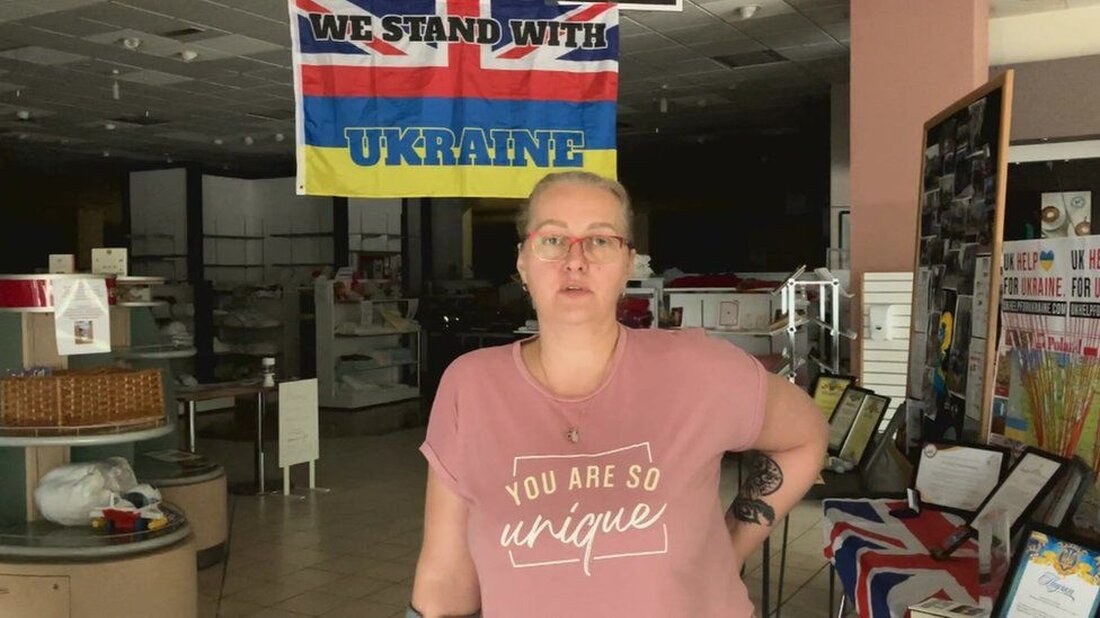 Freiwillige, die für die Ukraine sammeln, sagten, dass sie Hilfsgüter in Häusern und Fahrzeugen lagern, nachdem eine „lächerliche“ Stromrechnung dazu geführt hatte, dass sie ihr Hauptquartier nicht nutzen konnten. Npower stellte im September UK Help for Ukraine in Banbury, Oxfordshire, 174.932,46 £ in Rechnung. Im August wurde am Stützpunkt des Castle Quay Shopping Centre der Strom abgeschaltet. Die Freiwilligen, die sagen, dass Npower inzwischen Gespräche aufgenommen habe, suchen dringend nach neuen Räumlichkeiten. In einem Facebook-Post am Sonntag sagte die Gruppe: „UK Help For Ukraine sucht ohne eigenes Verschulden nach einem neuen Ort … Wir hören nicht auf, unsere Hilfe in …