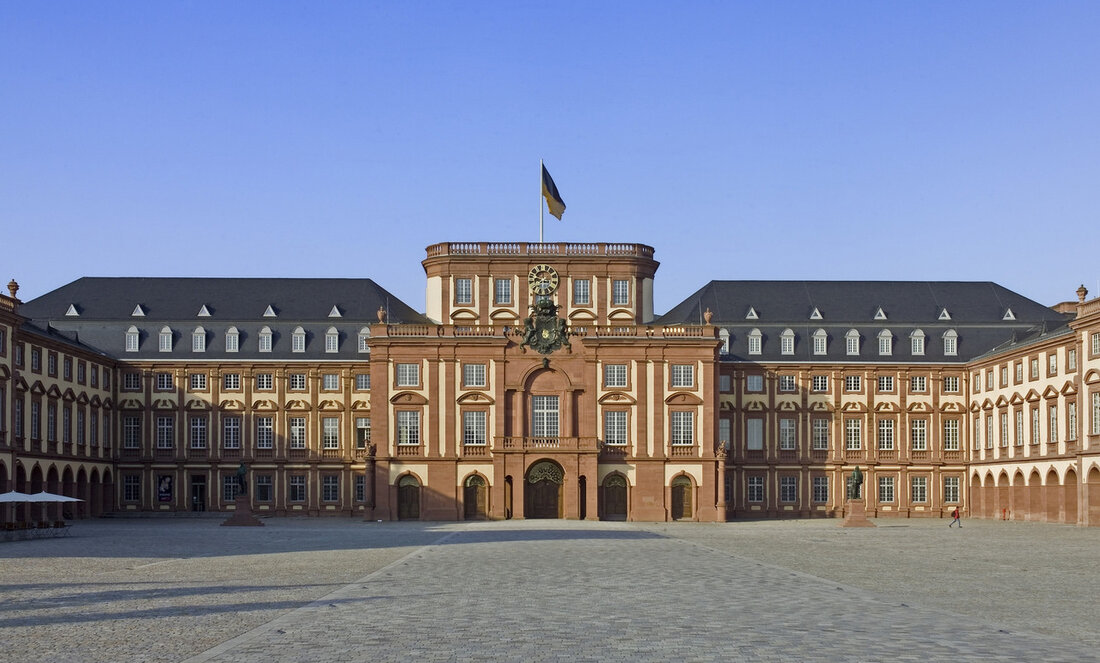 Die Staatlichen Schlösser und Gärten in Baden-Württemberg erweitern ihre digitalen Angebote, um möglichst vielen Menschen den Zugang zum kulturellen Erbe des Landes zu ermöglichen. Das Barockschloss Mannheim und der Schlossgarten Schwetzingen präsentierten kürzlich neue digitale Erlebnisse, die insbesondere Menschen mit Mobilitätseinschränkungen und Behinderungen zugutekommen. Im Barockschloss Mannheim können Besucherinnen und Besucher nun das Bibliothekskabinett der Kurfürstin Elisabeth Auguste von der Pfalz virtuell erkunden, dank moderner Virtual Reality-Technologien. Dies ermöglicht einen faszinierenden Einblick in die Welt der Kurfürstin, inklusive Zitaten aus ihren Briefen. Gleichzeitig wurde die „Erlebnistour Schlossgarten inklusiv“ im Schlossgarten Schwetzingen eingeführt, die mit 360-Grad-Bildern und barrierefreier Wegeführung auch Menschen …