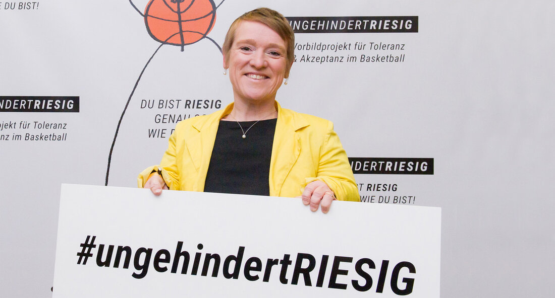 Die Landesbehindertenbeauftragte Simone Fischer hat den Inklusionsspieltag im Rahmen des Projekts #ungehindertRIESIG der MHP RIESEN Ludwigsburg besucht. Zusammen mit Jürgen Dusel, dem Beauftragten der Bundesregierung für die Belange von Menschen mit Behinderungen, verfolgte Simone Fischer das Basketballspiel der MHP RIESEN Ludwigsburg gegen MLP Academics Heidelberg am 5. März 2023 in der MHP Arena Ludwigsburg. Zu Beginn des Spiels richteten sie in der ausverkauften Arena zentrale Botschaften zu den Themen Inklusion, Fairness, Toleranz und ein barrierefreies Miteinander an die Zuschauerinnen und Zuschauer. Das Basketballspiel wurde mit Audiodeskription für sehbehinderte und blinde Menschen übersetzt, eine Gebärdensprachdolmetscherin war im Einsatz, in der Pause …
