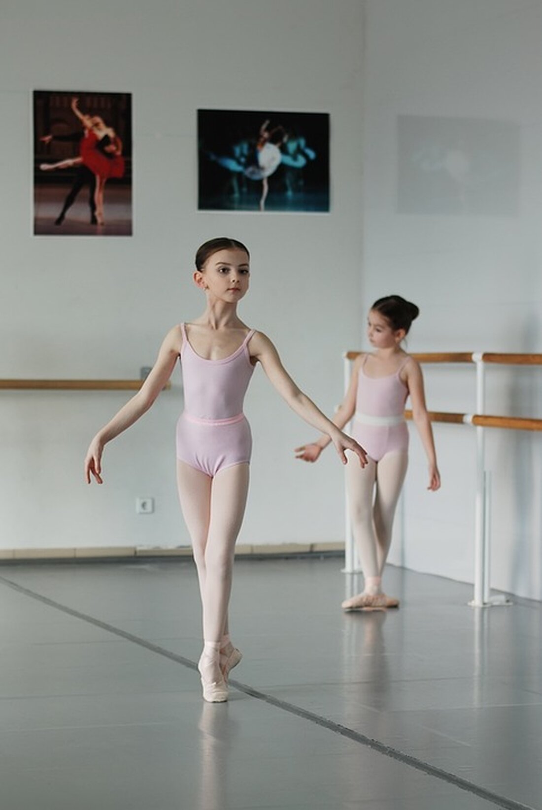 Bastian Schweinsteiger überrascht Fans mit einem Ballettbesuch in Berlin, posiert mit zwölf Tänzerinnen beim Staatsballett.