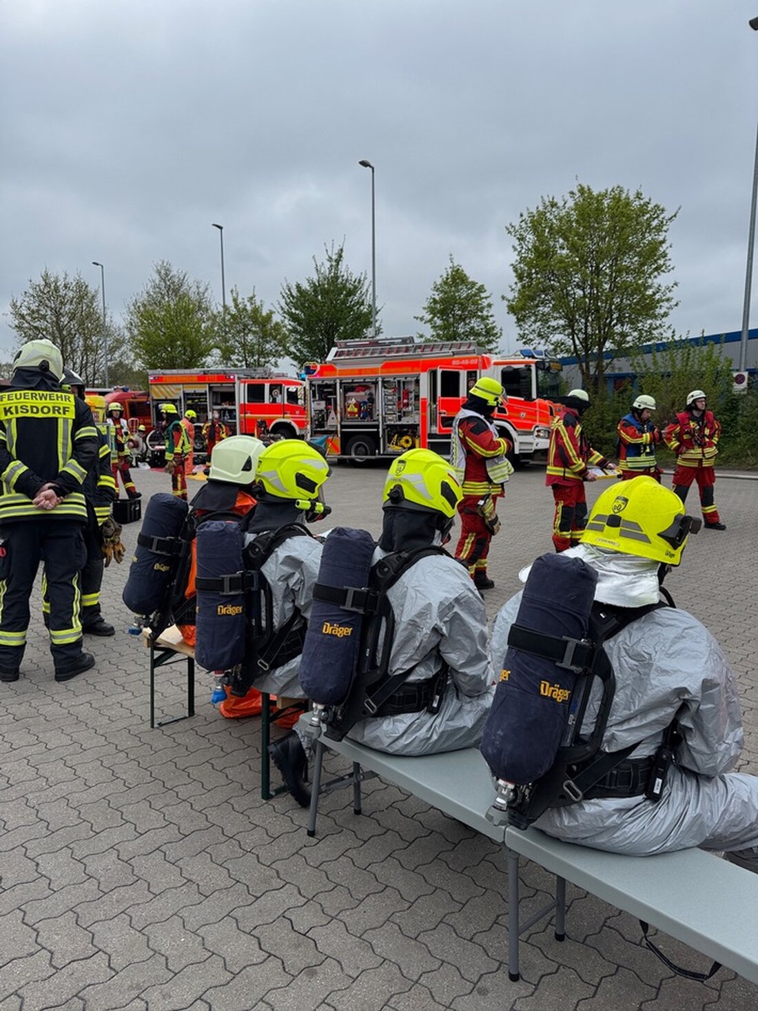 Am 25.04.2025 kam es in Kaltenkirchen zu einem Feuerwehreinsatz wegen des Austritts von 60 Litern Batteriesäure bei einem Unfall.