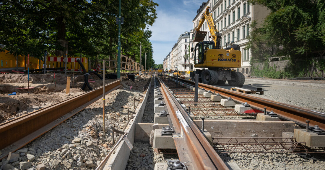 Bau der nördlichen Waldstraße startet in den Sommerferien Der Nordabschnitt der Waldstraße zwischen Leutzscher Allee bis Primavesistraße kann ab 24. Juli 2023 im geplanten Umfang gebaut werden. Den entsprechenden Bau- und Finanzierungsbeschluss für die städtischen Teilleistungen in Höhe von rund 670.000 Euro hat die Stadtspitze jetzt auf Vorschlag von Baubürgermeister Thomas Dienberg gefasst. © Leipziger Gruppe Dieser war notwendig geworden, da das Ausschreibungsergebnis die geplanten städtischen Kosten um rund 370 000 Euro überschritten hat. Die von der Stadt finanzierten Leistungen werden von den Leipziger Verkehrsbetrieben im Zuge der Gesamtmaßnahme geschäftsbesorgend erbracht. Dazu gehören die Erneuerung der Straßenbeleuchtung, der Bau von &hellip;