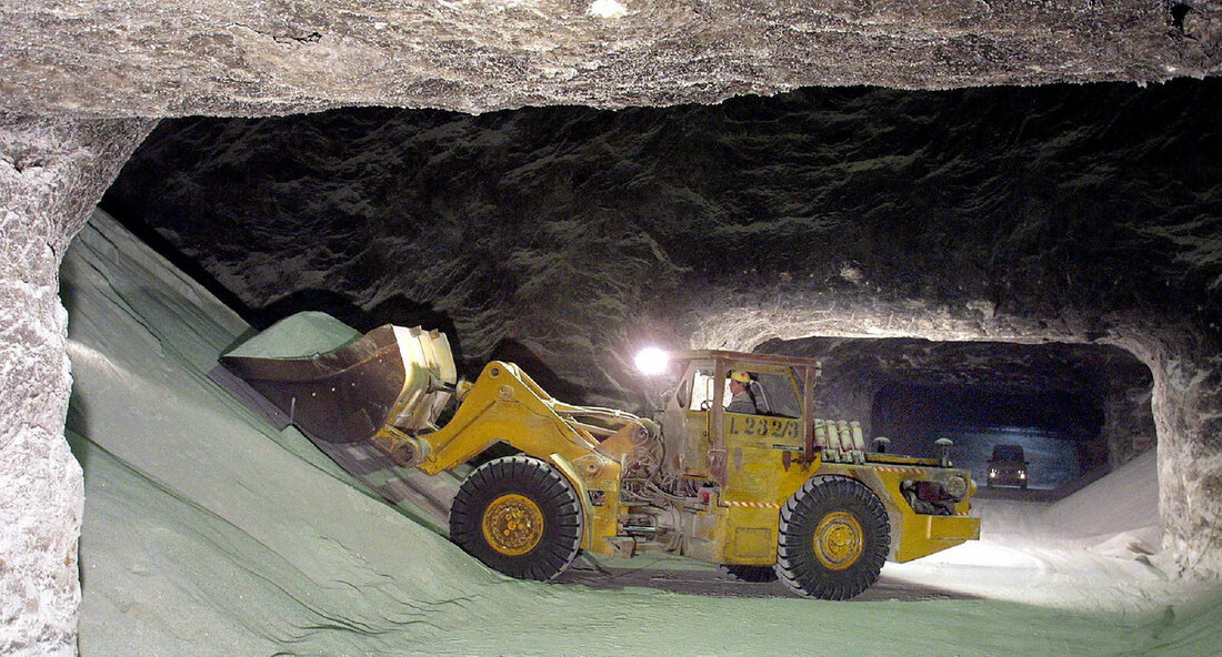 Der Bau des Bergwerk-Abschnitts für SuedLink in Baden-Württemberg kann dank eines erfolgten Planfeststellungsbeschlusses starten. SuedLink wird als Gleichstrom-Erdkabelverbindung Nord- und Süddeutschland miteinander verbinden und ist das größte Infrastrukturvorhaben der Energiewende. Die Übertragungsnetzbetreiberin TransnetBW hat von der Bundesnetzagentur den Planfeststellungsbeschluss für den südlichsten Abschnitt des Energiewende-Großvorhabens SuedLink erhalten. Damit besteht erstmals Baurecht für einen SuedLink-Abschnitt. Der nun genehmigte 17 Kilometer lange Abschnitt erstreckt sich von Bad Friedrichshall bis zum SuedLink-Konverter in Leingarten im Landkreis Heilbronn. Die Herstellung der Trasse unter Tage beginnt bereits in diesem Jahr. Ab Mitte 2024 erfolgt dann die Teufung der beiden Schächte im Bad Friedrichshaller Ortsteil Kochendorf und …