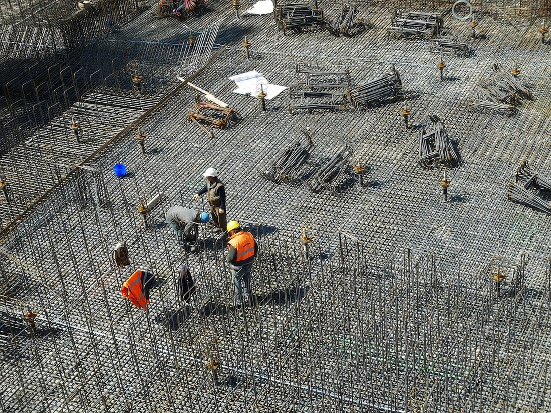 Bauarbeiten in der Dieskaustraße dauern länger Die Baustelle an der Kreuzung Dieskau-/Brückenstraße wird nicht wie geplant fertig. Der Umbau der Leipziger Dieskaustraße soll klimafreundlichen Verkehr fördern. Kreuzung Dieskau-/Brückenstraße bis zum 22. Dezember gesperrt Leipzig. Die Bauarbeiten in der Dieskaustraße in Leipzig haben sich verzögert. Statt bis zum 10. November 2023 wird die Kreuzung Dieskau-/Brückenstraße bis zum 22. Dezember dieses Jahres gesperrt bleiben, wie die Stadt Leipzig in einer Pressemeldung mitteilte. An den Umleitungen hat sich nichts verändert. Umleitungen und Verkehrsführung Der Durchgangsverkehr wird großräumig über die S 46 Rippachtalstraße sowie Koburger Straße, Wundtstraße, Schleußiger Weg und Altranstädter Straße geführt. Die …