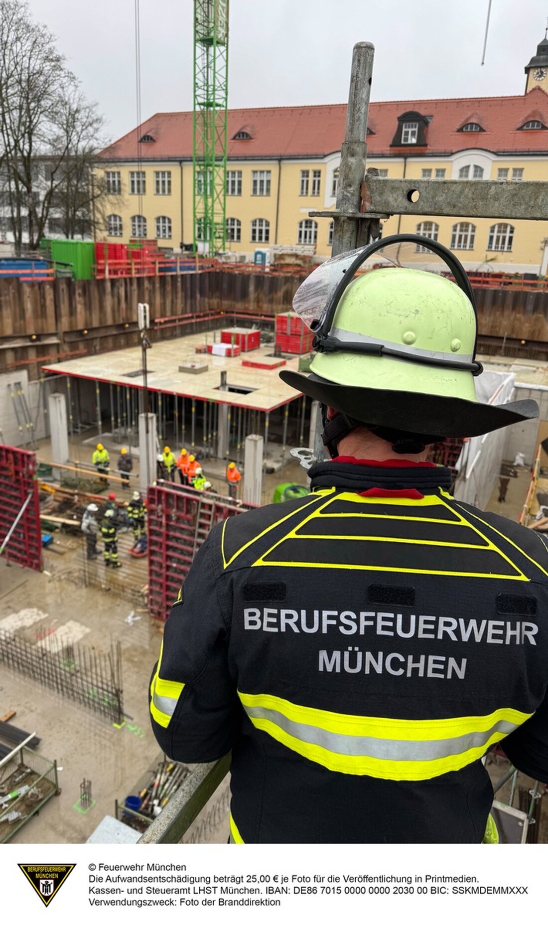 Ein 60-jähriger Bauarbeiter wurde bei einem Unfall in Aubing schwer verletzt. Er fiel von einer Schalungsplatte. Notruf abgesetzt.