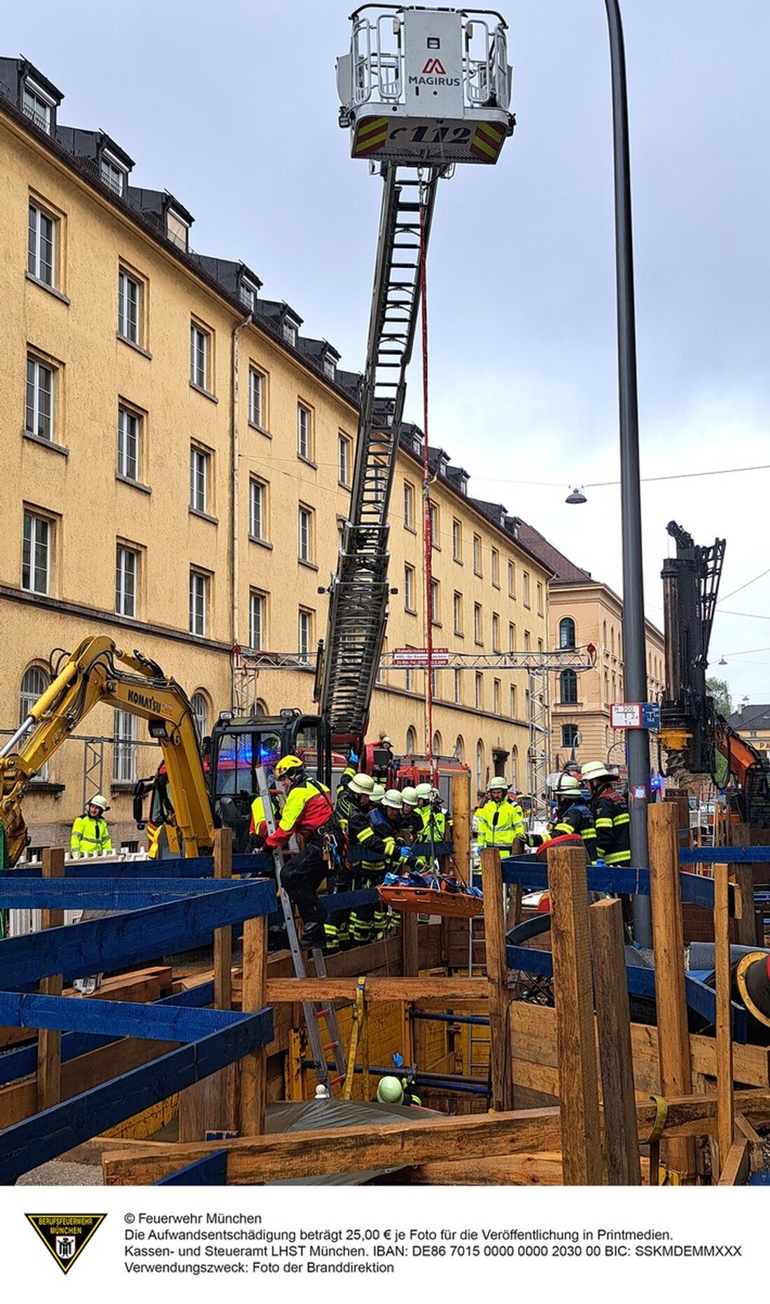 Ein Bauarbeiter stürzte am 5. Mai 2025 in Maxvorstadt in eine Baugrube. Feuerwehr und Rettungsdienst retteten ihn.