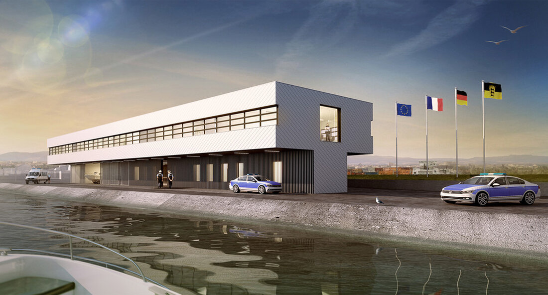 In Kehl haben die Arbeiten für den Neubau der deutsch-französischen Wasserschutzpolizei begonnen. Damit wird die deutsch-französische Sicherheitspartnerschaft auf eine neue Ebene gehoben. Für die Die deutsch-französische Wasserschutzpolizei am Oberrhein ist in Kehl ein neues Gebäude errichtet. Die Bauarbeiten haben jetzt begonnen. Finanzminister Gisela Splett sagte: „Wir bauen für die Wasserschutzpolizei in Kehl moderne Büros und technisch gut ausgestattete Räume. Das ist sowohl auf deutscher als auch auf französischer Seite ein wichtiger Beitrag zur Sicherheit auf dem Rhein. Mit einer hocheffizienten Wärmeversorgung und Photovoltaik auch dazu beitragen Klimaschutz bei.“ Innenminister Wilfried Klonk betonte: „Mit idealen und hochfunktionalen Arbeitsbedingungen heben wir die …