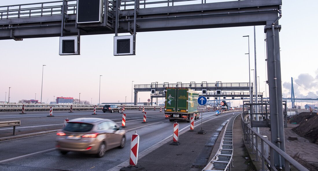 Der Bau der Behelfsausfahrt von der B19 in Oberkochen zur Rudolf-Eber-Straße hat begonnen. Mit der Maßnahme soll eine sofortige Verbesserung für Pendlerverkehre eintreten und der Wirtschaftsstandort Oberkochen gestärkt werden. Die Kosten für die Gesamtmaßnahme belaufen sich auf rund 1,9 Millionen Euro. Unter Federführung der Stadt Oberkochen wird eine Behelfsausfahrt von der B19 zur Rudolf-Eber-Straße gebaut. Den symbolischen ersten Spatenstich haben Landesverkehrsminister Winfried Hermann, der Landrat des Ostalbkreises, Dr. Joachim Bläse, und der Bürgermeister von Oberkochen, Peter Traub, am 2. November 2022 gesetzt. Südlich der Anschlussstelle Oberkochen-Süd wird die Einfädelspur zur Ausfahrrampe der B19 verlängert und eine Behelfsausfahrt von der Ausfahrrampe …