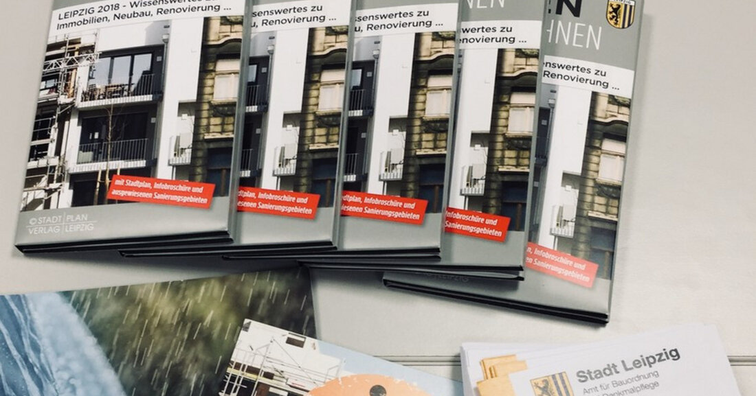 Am 15. April 2024 startete die Stadtverwaltung Leipzig die zentrale Online-Terminvergabe für Bauberatungstermine und Einsichten ins Bauaktenarchiv. Bürgerinnen und Bürger können nun unter der Adresse terminvereinbarung.leipzig.de Termine für die Bauberatung vereinbaren. Dies ist Teil eines schrittweisen Prozesses, bei dem alle Bereiche der Stadtverwaltung, die oft von Bürgern besucht werden, auf dieses System umgestellt werden sollen. Die neue Online-Terminvergabe bringt zahlreiche Vorteile mit sich. So erhalten die Bürger automatische Terminbestätigungen und -erinnerungen per E-Mail. Zudem können Termine nun einfacher storniert werden, indem man einfach auf den entsprechenden Link in der Terminbestätigung klickt. Das System ist zudem barrierefrei und kann auf allen …