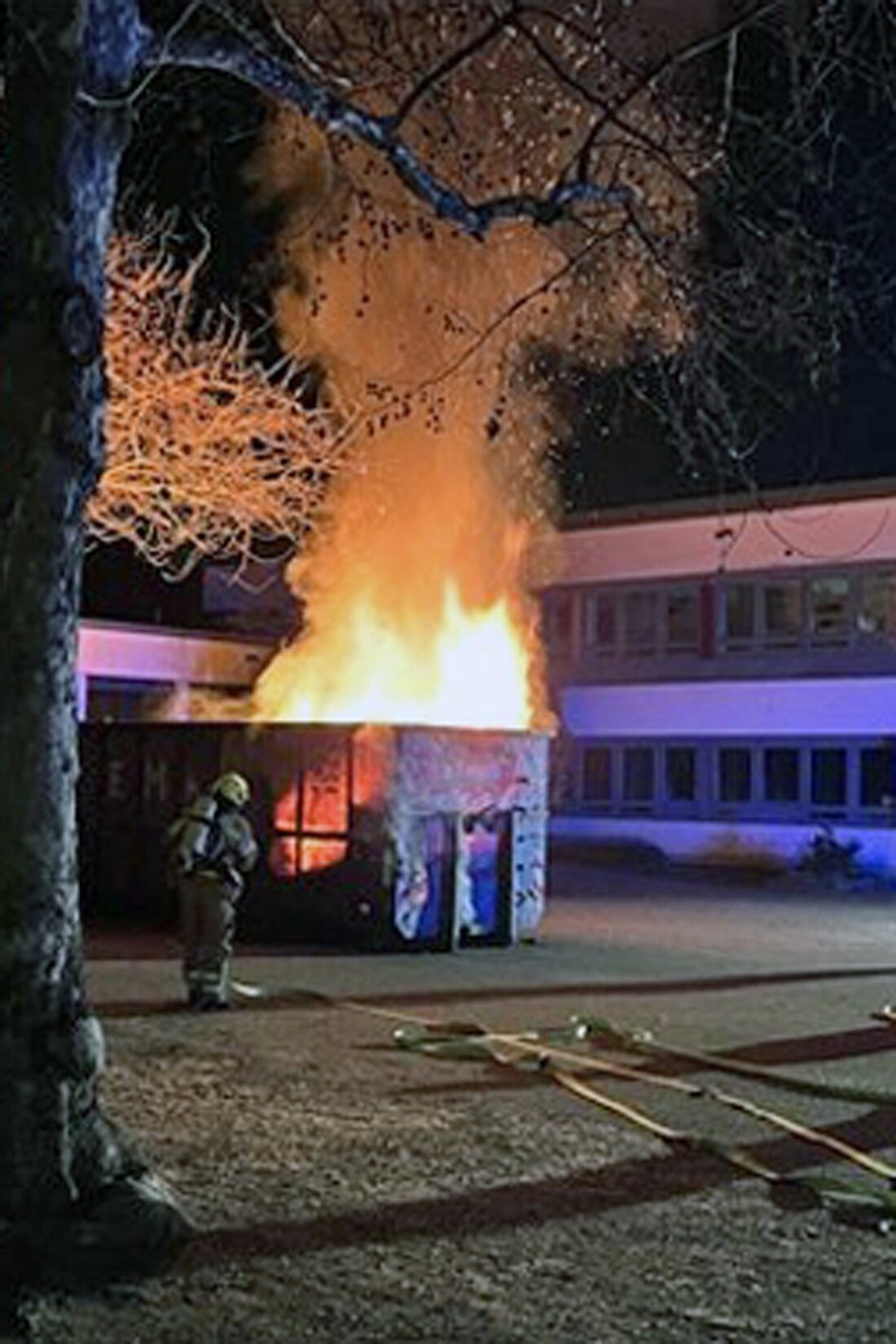 Am 25. Februar 2025 brannte ein Baucontainer in Ratingen-West aus. Die Polizei ermittelt und sucht nach Zeugen.