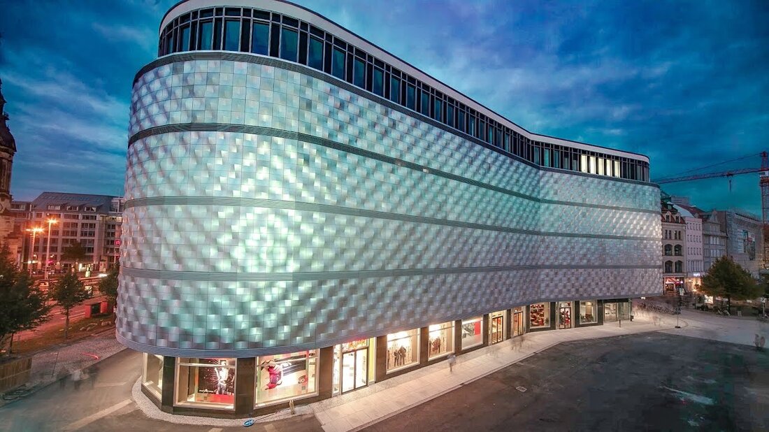 Die Höfe am Brühl sind ein Einkaufszentrum zwischen Richard-Wagner-Platz, Brühl, Richard-Wagner-Straße und Am Hallischen Tor in Leipzig. Auf einer Fläche von rund 22.300 Quadratmetern im Untergeschoss (von den Betreibern der Höfe am Brühl als „Keller“ bezeichnet), im Erdgeschoss und im ersten Stock bieten die Höfe am Brühl eine Verkaufsfläche von rund 45.000 Quadratmeter mit 130 Geschäften. Es gibt 820 Parkplätze im zweiten und dritten Stock. Im vierten Stock des Gebäudes wurden 70 Wohnungen gebaut. Im Vorfeld des Baus wurde das ehemalige Kaufhaus für Verbraucher, im Volksmund Blechbüchse genannt, auf Brühl abgerissen. An derselben Stelle wurde ein neues Gebäude mit der …