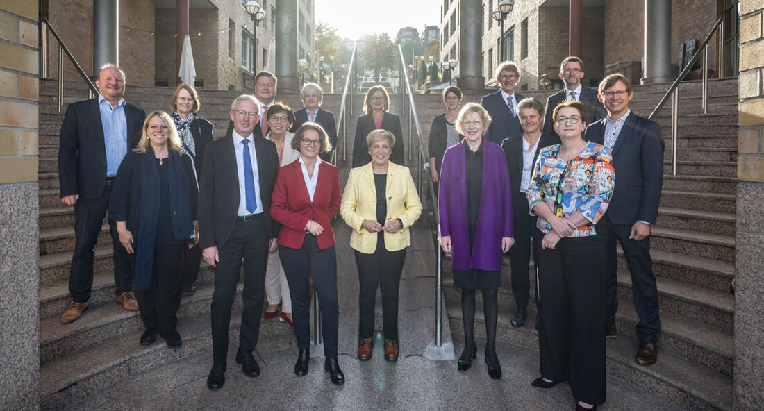 Die Bauministerkonferenz hat in Stuttgart über die sich verschlechternden wirtschaftlichen Rahmenbedingungen für das Bauen und Wohnen beraten. In der verabschiedeten Stuttgarter Erklärung mahnen die Bauminister angesichts der aktuellen Herausforderungen verlässliche und stimulierende staatliche Rahmenbedingungen für den Wohnungsbau an. Die Bauministerkonferenz (BMK) hat gemeinsam mit Bundesbauministerin Klara Geywitz am 22. und 23. September 2022 in Stuttgart über die sich verschlechternden wirtschaftlichen Rahmenbedingungen für das Bauen und Wohnen beraten. Die für Städtebau-, Bau- und Wohnungswesen zuständigen Ministerinnen und Minister und Senatorinnen und Senatoren der Länder verabschiedeten auf ihrer Konferenz eine „Stuttgarter Erklärung“ (PDF), in der kurz- und langfristige Handlungsbedarfe genannt werden. Unter …