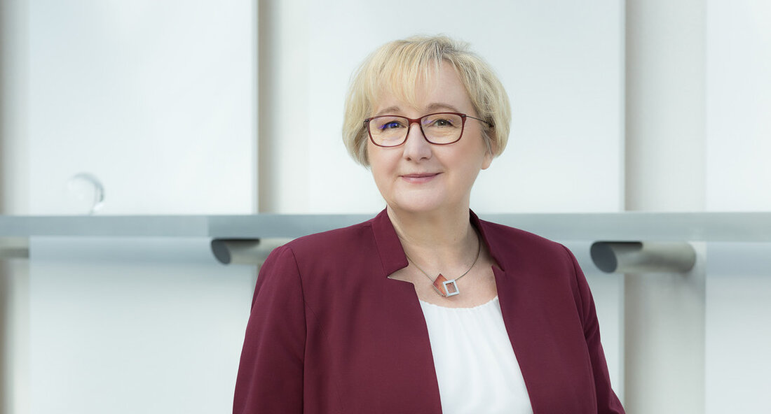 Wissenschaftsministerin Theresia Bauer ist auf Sommertour zum Thema Klimaschutz und Energiewende in Wissenschaft und Forschung in Baden-Württemberg. Wissenschaftsministerin Theresia Bauer stellt ihre diesjährige Sommertour unter das Thema Klimaschutz und Energiewende. In der Woche vom 5. bis 9. September 2022 besucht sie Hochschulen und Projekte in Biberach Reutlingen, Freiburg und Ulm. Die Ministerin informiert sich unter anderem über den klimaneutralen Campus, Klimaschutzkonzepte und Forschungsprojekte, tauscht sich zur Reduktion von klimaschädlichen Narkosegasen im Krankenhaus aus, besucht das Reallabor „Klimaneutrales Reutlingen“ und das Klimalabor in Freiburg und trifft den ersten vom Land geförderten Klimaschutzmanager an der Hochschule Biberach. Inspiriert von Landesregierung BW