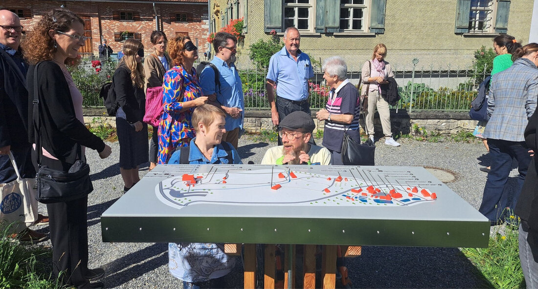 Die Landes-Behindertenbeauftragte Simone Fischer hat das Bauernhaus-Museum Wolfegg besucht und sich über die Fortschritte der inklusiven Weiterentwicklung des Museums informiert. Auf Einladung von Petra Krebs besuchte Simone Fischer die wunderschöne Region um Wangen im Allgäu. Im Bauernhaus-Museum Wolfegg berichteten Museumsleiterin Dr. Tanja Kreuzer und Anja Kahle, Kulturdezernentin beim Landkreis Ravensburg, darüber, wie sie sich auf den Weg machen, das Gelände, die historischen Gebäude und die Inhalte für Menschen mit unterschiedlichen Beeinträchtigungen besser zu erschließen. Ein eigens eingerichteter Arbeitskreis (AK) Inklusion unterstützt das Museum und beteiligt sich bei der inklusiven Weiterentwicklung. Im neu aufgebauten Hof Beck wird der Alltag einer Bauernfamilie …