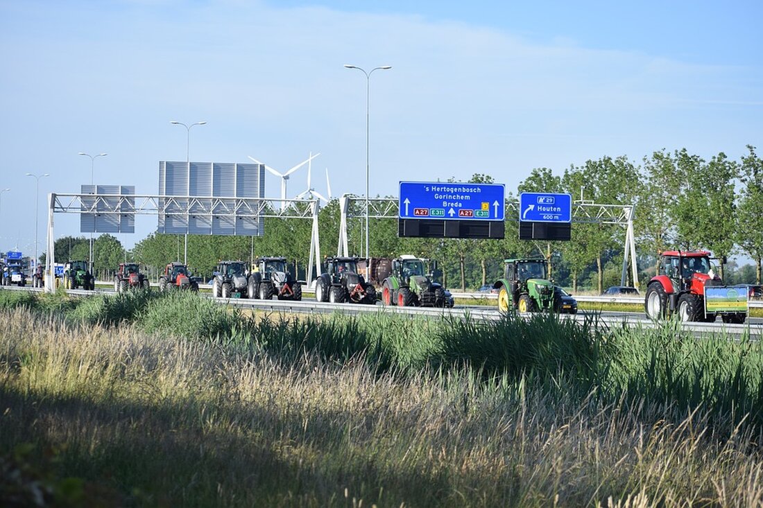 Traktoren blockieren Auffahrten zur Autobahn 4 und fahren durch Altenburg Die Auffahrten zur Autobahn 4 im Altenburger Land sind blockiert. Landwirte versperren mit Traktoren den Weg. Ein Traktorenkonvoi rollt durch Altenburg und bringt Verkehr nahezu zum Erliegen. Hier gibt es das Video dazu. Landwirte blockieren Autobahnauffahrten und Eisenberger Landstraße Die Landwirte im Altenburger Land machen Ernst. Seit vier Uhr am Montagmorgen blockieren sie mit ihren Traktoren die Auffahrten zur Autobahn 4 und den Abschnitt der Eisenberger Landstraße zwischen Altenburg un dem Abzweig Mehna. Trotzdem läuft der Autoverkehr scheinbar ganz normal. Zu größeren Staus kam es bisher nicht. Bis gegen 18 …