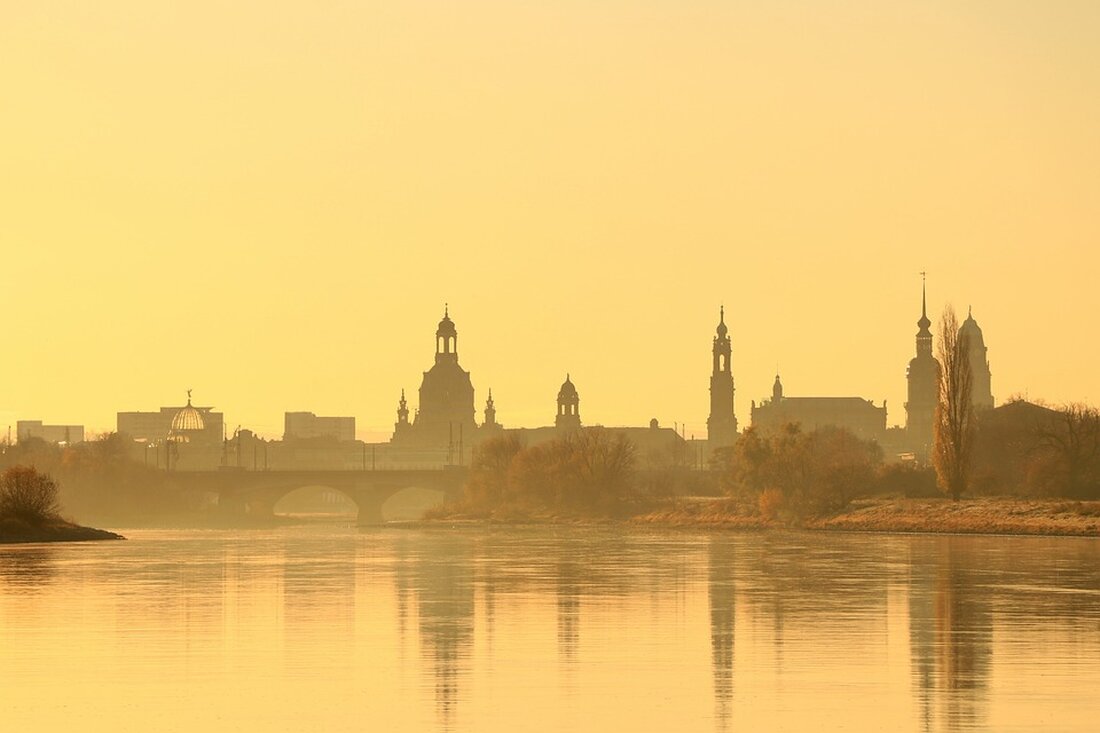 Dresden. Der sächsische Landwirtschaftsminister Wolfram Günther (Grüne) verlässt den Theaterplatz, als die Kundgebung kaum richtig begonnen hat. Tausende Landwirte sind seit dem Mittwochmorgen in die Dresdner Altstadt geströmt, um ihrem Ärger Luft zu machen. Sie wollen ein Zeichen gegen die Kürzungspolitik der Bundesregierung setzen, die die Bauern zu spüren bekommen sollen. Ihre Traktoren parken auf Kopfsteinpflaster an der Semperoper, verstopfen die Straßen zum Landtag, sind Hunderte Meter weiter auf dem Bürgersteig geparkt. Die Hupen ihrer Fahrzeuge ertönen alle paar Sekunden: aus Zorn, aus Wut, aus Protest. Das wenigstens sieht und hört Minister Günther. Aber sprechen soll er vor den Bauern …