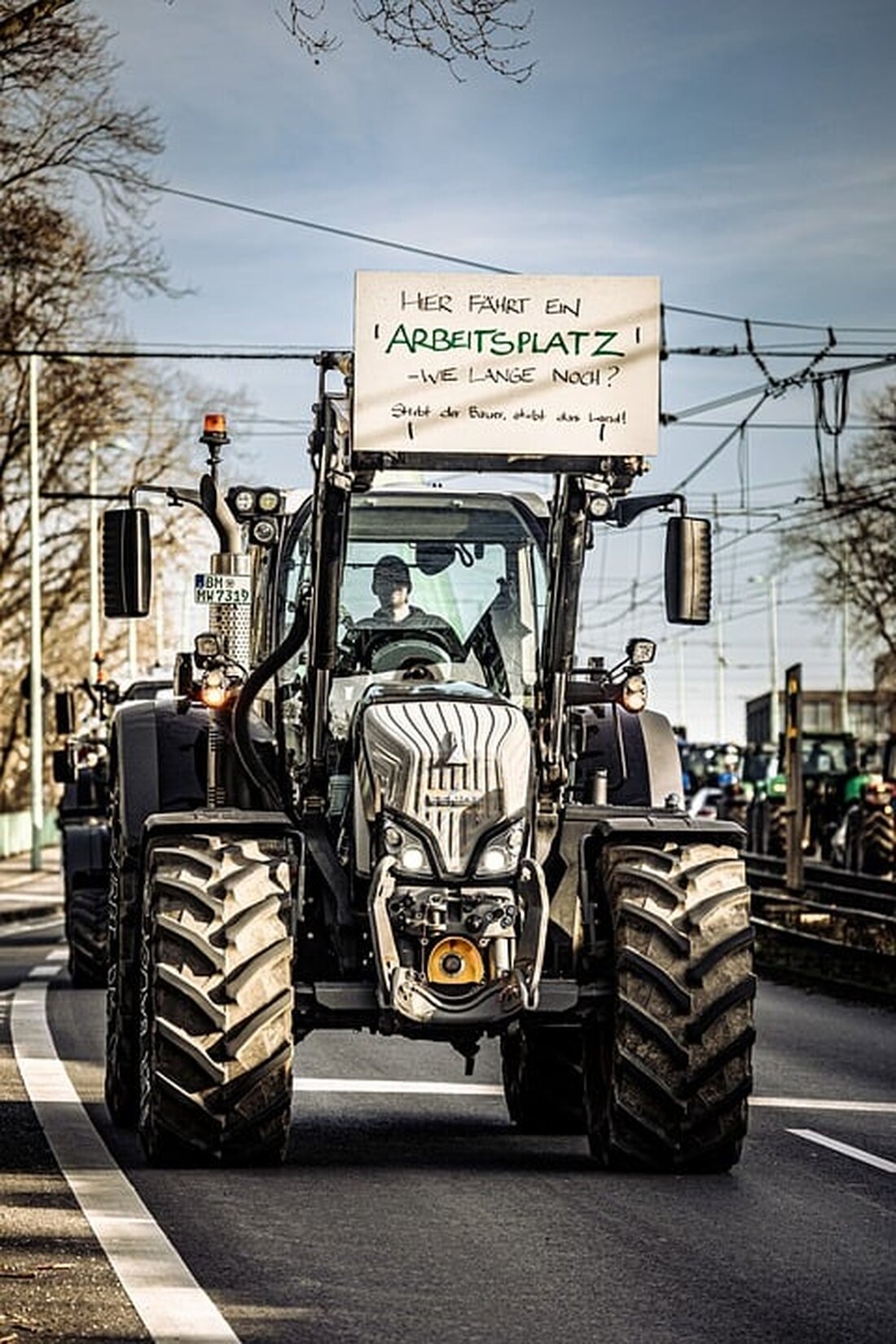 Zwischen Applaus und Ärger – gespaltenes Echo im Netz Seit dem frühen Morgen dominierten am Montag Trecker und Lkw die Straßen in Nordsachsen. Insbesondere wütende Bauern und ihre Unterstützer hatten die Verkehrsadern gesperrt, um ihren Unmut über bundespolitische Entscheidungen kundzutun. Bei den Bürgern stieß das auf geteiltes Echo. Während es von den einen viel Zustimmung für die Bauernproteste gab, zeigten andere ihr Unverständnis und waren von den Auswirkungen genervt. Oft wurden zudem Parallelen zu den Klimaprotesten gezogen. Besonders in den sozialen Netzwerken wurden die Aktionen der nordsächsischen Bauern kontrovers diskutiert. „Schneller kann man sich bei der Bevölkerung nicht ins Abseits …