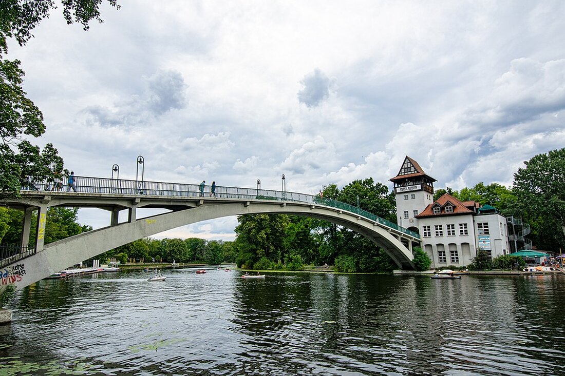 Am internationalen Tag des Baumes hat das Straßen- und Grünflächenamt Treptow-Köpenick erstmals eine Baumführung angeboten. Bei dem Rundgang durch den Treptower Park haben zwei Baumkontrolleure und eine Baumkontrolleurin interessierten Bürgerinnen und Bürgern ihre Arbeit nähergebracht. Sie erklärten, wie sie bei einer Baumkontrolle vorgehen, dass jeder Baum eine „Adresse“ (Baumnummer) sowie eine „Patientenakte“ mit Befunden hat und jährlich eine „Vorsorgeuntersuchung“ erhält. Zudem wurde aufgeklärt, dass farbliche Markierungen auf den Bäumen keine Fällungen ankündigen, sondern lediglich zur Orientierung dienen. Eine „weiterführende Untersuchung“ am Baum wurde den Teilnehmenden ebenfalls gezeigt, bei der mit einem Resistographen der Bohrwiderstand und die Holzdichte zur Bestimmung des …