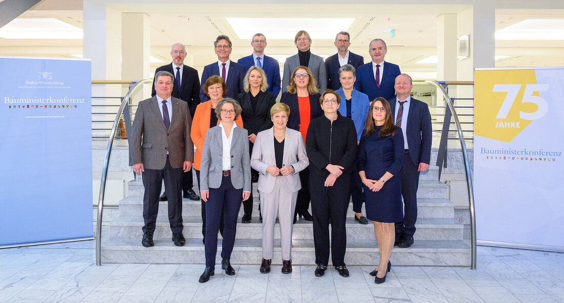 Die Bauministerkonferenz beschließt Maßnahmen zur Förderung des Wohnungsbaus Die Bauministerkonferenz (BMK) hat auf ihrer 142. Sitzung in Baden-Baden beschlossen, das Schaffen von Wohnraum im Bestand zu erleichtern und Investitionen in den Neubau zu fördern. Die Ministerinnen und Minister der Länder sowie Bundesbauministerin Klara Geywitz und ihr Staatssekretär Rolf Bösinger haben sich mit den aktuellen Problemen auf dem Wohnungsbau beschäftigt. Ein Schwerpunkt der Konferenz war neben den Möglichkeiten zur Förderung des Neubaus das Schaffen von mehr Wohnraum im Bestand. Die BMK beschloss, die Regeln in der Musterbauordnung für den Um- und Ausbau bestehender Gebäude zu lockern. Die Konferenz forderte auch den &hellip;