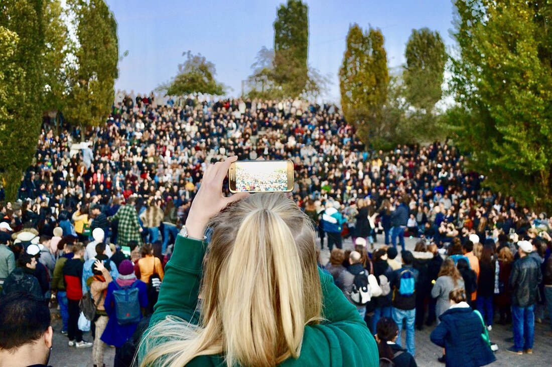 Am Sonntag, dem 2. Juni 2024, ereignete sich im Mauerpark ein tragischer Vorfall, bei dem ein Baum umstürzte und mehrere Personen verletzt wurden. Das Bezirksamt Pankow äußerte sein tiefes Bedauern über den Unfall und wünschte allen Beteiligten eine rasche Genesung. Der genaue Unfallhergang wird derzeit von externen Experten untersucht, während die Grünflächen-Dienstkräfte des Bezirks die Aufräumarbeiten durchführen und den Baumstamm für weitere Untersuchungen sichern. Der betroffene Baum, eine Zitterpappel im Alter von etwa 29 Jahren mit einem Stammumfang von etwa 105 Zentimetern, wurde regelmäßig auf Schadsymptome überprüft, wobei bei der letzten Kontrolle keine Sicherheitsbedenken festgestellt wurden. Dennoch wurden umliegende Bäume …