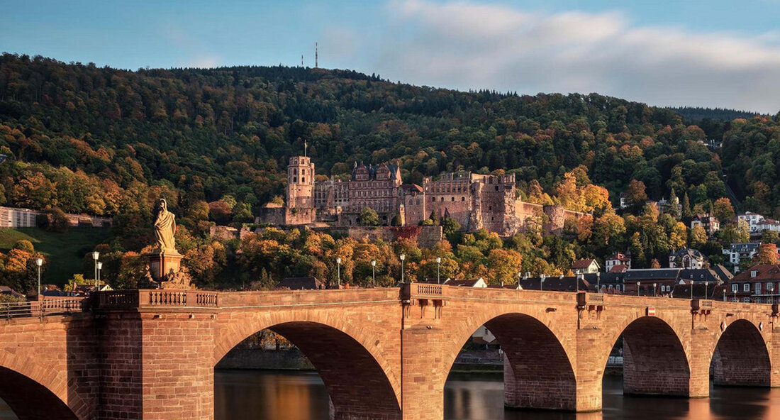 Finanzminister Dr. Danyal Bayaz besuchte auf seiner Schlosstour zwei Denkmäler des Landes: Schloss Heidelberg und Barockschloss Mannheim. Die Staatlichen Schlösser und Gärten setzen auf den Ausbau der digitalen Wissensvermittlung und den Ausbau des barrierefreien Angebots. Finanzminister Dr. Danyal Bayaz setzte seine Schlosstour am 27. April 2022 fort. Sein Weg führte ihn zum Kurpfalzzuerst zu Heidelberger Schloss und dann zu Barockschloss Mannheim. Finanzminister Dr. Bayaz: „Schloss Heidelberg und Schloss Mannheim sind Perlen der Kurpfalz. Wir nehmen sie auf und pflegen sie. Auch das digitale Angebot für unsere Gäste wollen wir ausbauen. Zum Beispiel mit einem Multimedia-Rundgang und einer App, die die …