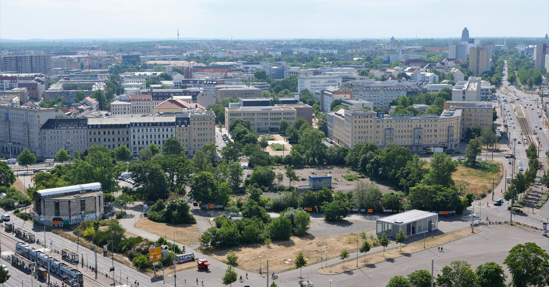 Bebauungsplan für Wilhelm-Leuschner-Platz steht Nächster Meilenstein für die Transformation des Wilhelm-Leuschner-Platzes: Der städtebauliche und planerische Rahmen für eine der letzten innerstädtischen Leerstellen ist gesetzt. Der Bebauungsplan Nr. 392 „Wilhelm-Leuschner-Platz“ wurde jetzt durch den Oberbürgermeister Burkhard Jung bestätigt. Der Stadtrat entscheidet voraussichtlich in seiner Sitzung am 5. Juli 2023 darüber. Stadtansicht © Stadt Leipzig Burkhard Jung: „Leipzig bekommt eine neue, lebendige Mitte: Mit Platz für Wissenschaft und Wohnen, für ein Museum, die Markthalle, Musik- und Volkshochschule, viel Grün – und nicht zuletzt für ein Freiheits- und Einheitsdenkmal.“ Bebauungsplan schafft Voraussetzungen für einen grünen Stadtplatz Das rund sechs Hektar große Stadtquartier unmittelbar &hellip;