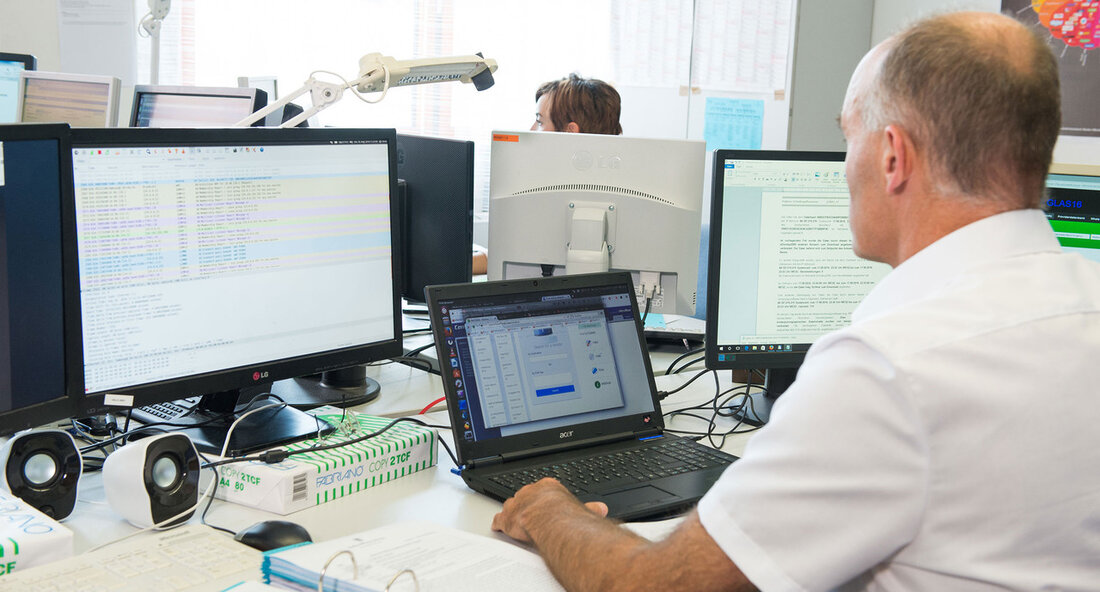 Baden-Württemberg plant die Einrichtung eines speziellen staatsanwaltschaftlichen Cybercrime-Zentrums zur gezielten Bekämpfung von Straftaten gegen informationstechnische Systeme, die mit Hilfe von Computern und Informationstechnologie begangen werden. Justizministerin Marion Gentges hat das Kabinett über die aktuellen Pläne informiert. Das Cybercrime-Zentrum wird bei der Generalstaatsanwaltschaft in Karlsruhe angesiedelt sein und mit 50,5 Stellen besetzt werden. Es soll bereits im zweiten Halbjahr 2023 seine Arbeit aufnehmen. Der Kampf gegen Cyberkriminalität hat in Baden-Württemberg höchste Priorität. Die Digitalisierung von Straftaten schreitet rasant voran und stellt eine ernsthafte Bedrohung für die Sicherheit im Land dar. Cyberkriminalität umfasst Kinderpornographie, Hackerangriffe, digitale Erpressungen und den Handel im Darknet. …